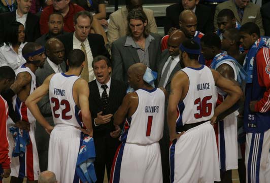 所以我很不明白当初一堆人说克劳德假装防守悍将的说法，他就是那个防守能力再假，但对于太阳来说也很重要啊，没了他太阳就是缺人，约翰逊，克莱格在防守端还是比克劳德差太远了